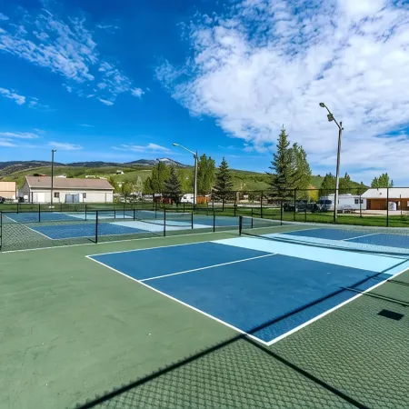 Bear Lake family friendly town home with kayak/paddle board/WIFI/King bed