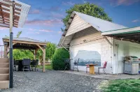 Peak View - Outdoor Dining w/Fire Table - Close to Downtown & OSU - บังกะโล
