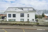 Schweizer Refugium | Smart Home, 1 GB, Erdgeschoss, 3 Min. zum Krankenhaus!