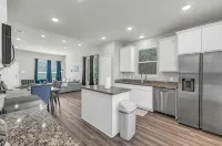 Spacious 4 Bd Home w KING Bed -  Privatzimmer