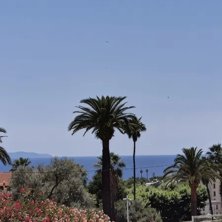 Quiet town center, sea view, private parking, 250 m from the beach