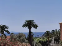 Quiet town center, sea view, private parking, 250 m from the beach