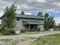Quiet Barn on Big Horn River, Thermopolis, WY - Homestays