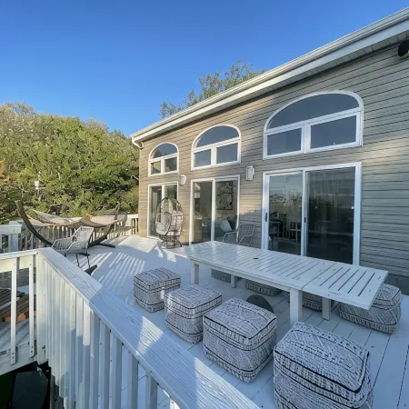 East End Retreat, Steps to the beach! NoFo LI - Monthly Rentals Available Отели в г. Риверхед