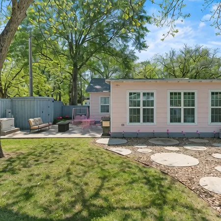 New! LaMoyne's Place - Charming 2-bedroom cottage in the B&B capitol of Texas