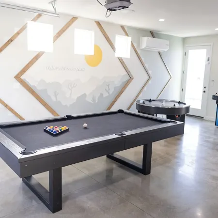 Charming Joshua Tree villa, Pool,Spa, Arcade-Game-Theatre Room, Mins to JT park!