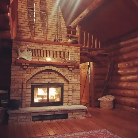 Quiet Lakeside log cabin with teaching/studio space available for retreats. Отели в г. Айтаска