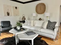 The Designers Den-Sleeps 10, Pets ok, 5min to IHFC & HPU, Emerywood!