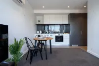 Modern 2B Apt with Views Near Swinburne University - Condos