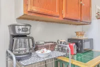 Close to Hospital and Downtown, Eastside Bungalow, Dogs Welcome + Fee