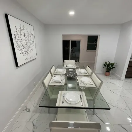 Stylish, Comfortable 3 bedroom house Отели в г. Халландейл Бич