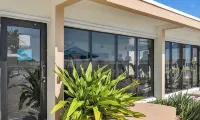 Stylish Beachfront Gem ~ Sea View, Pool, Gym, Pkg! - วิวทะเล