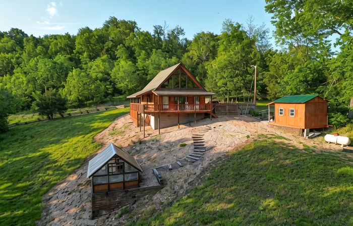 Cozy Creekside Cabin - Sleeps 6 - Perfect for campfires & making memories