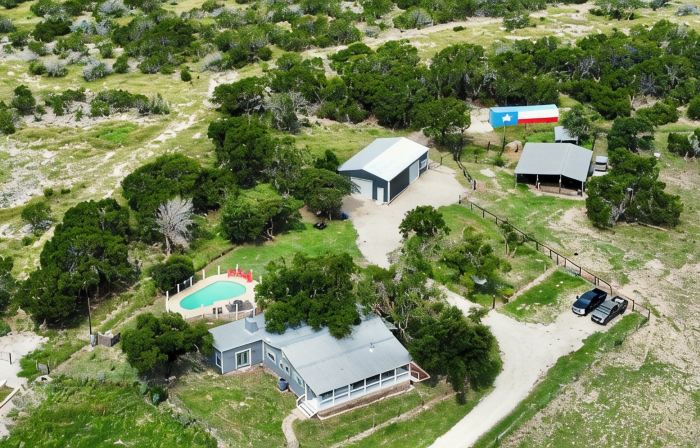 The Porch & Prairie Ranch, Sleeps 20! Peaceful Oasis, Pool, Jacuzzi, Events!