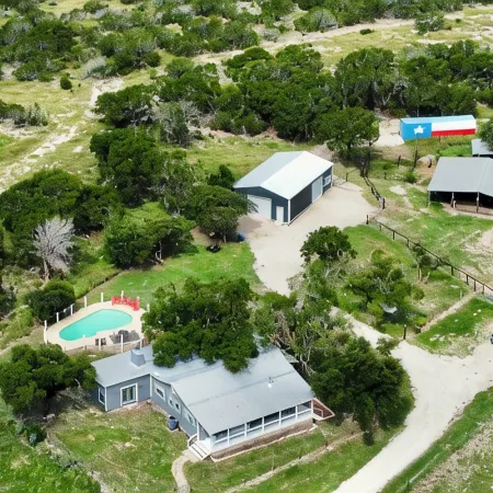 The Porch & Prairie Ranch, Sleeps 20! Peaceful Oasis, Pool, Jacuzzi, Events!