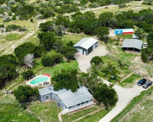 The Porch & Prairie Ranch, Sleeps 20! Peaceful Oasis, Pool, Jacuzzi, Events! 金布林縣住宿飯店