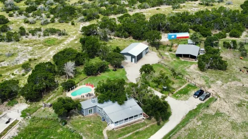 The Porch & Prairie Ranch, Sleeps 20! Peaceful Oasis, Pool, Jacuzzi, Events!