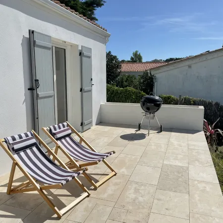 Rare! Seafront vacation home with direct access to sea and beach