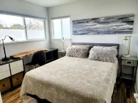3 Bedroom, 2 Bath, Clean, Bright, Modern Space, in a Quite, Modest Neighborhood - Bintang 3