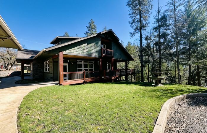 Stay in luxury, minutes from the Lake, perfect for entertaining.
