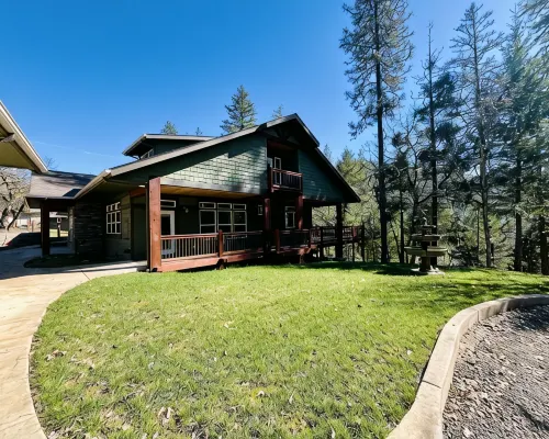 Stay in luxury, minutes from the Lake, perfect for entertaining. Hotels in Trail