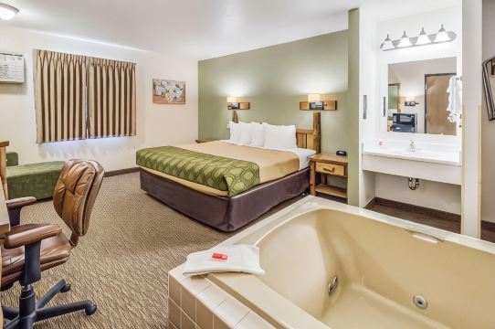 Econo Lodge, Downtown Custer Near Custer State Park and Mt Rushmore
