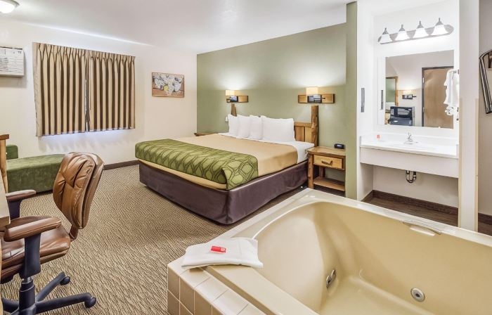 Econo Lodge, Downtown Custer Near Custer State Park and Mt Rushmore