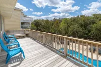 Oceanside home, 3 min walk to beach with Private Pool and Hot Tub!