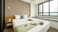 Basic Brown Accent 1BR Apartment Collins Boulevard By Travelio - 3-Star