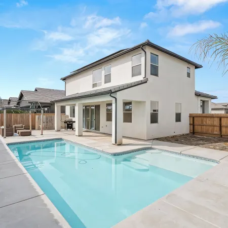Brand New, Pool, Game Room, BBQ, 2 King Suites!