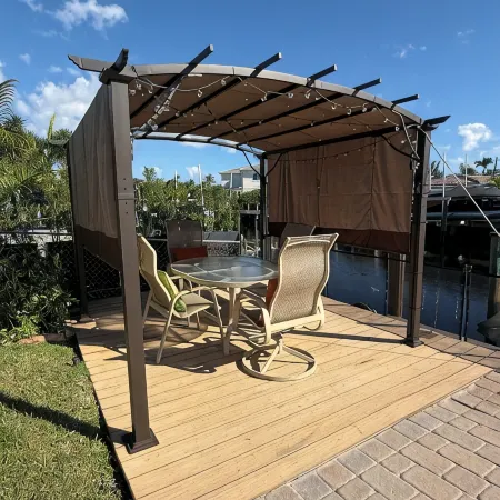 Waterfront Home, Large Heated Pool, 5 min. from the beach, family friendly