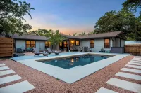 Das Weinhaus Pool & Hot Tub - Walk to Main St - 5-Star