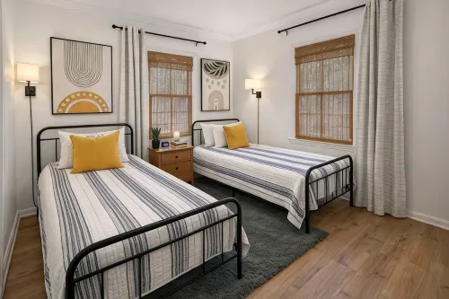 Chic Central Cottage- Wood Floors, Fireplace, Hospital/Vsu Firepit, Pet Friendly - 3-Star