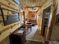Mountain Peaks Inn, ELKHORN MOUNTAIN SUITE, Downtown Hill City - Hytter
