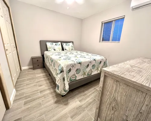 Cozy 2-bedroom apartment in delightful Bimini with WiFi, AC Hotels in Bailey Town