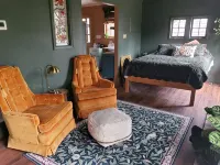Private Romantic Bungalow for Artists & Writers, 7 Mins to Downtown Richmond, - บังกะโล