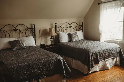 Carriage House Inn Four and a Half Stars - parking