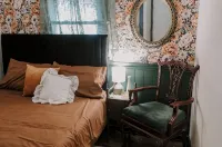 Charming micro barn offering a cozy retreat! 4 Acres, Sleeps 6, pet friendly. - Homestays