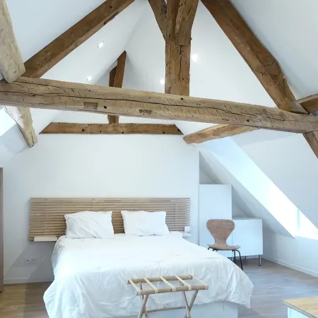 Le Passage du Roi: Historic TownHouse, Charming Courtyard - Steps from Chateau!