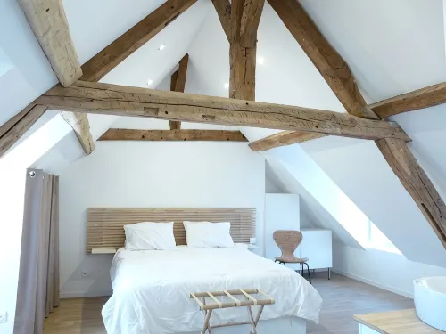 Le Passage du Roi: Historic TownHouse, Charming Courtyard - Steps from Chateau! - 3-Star