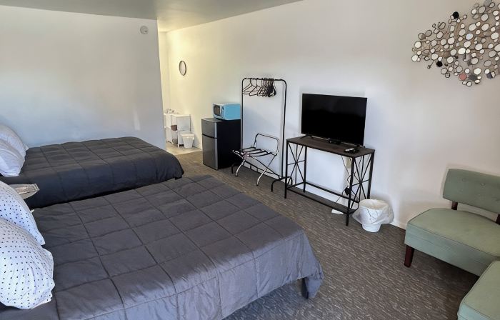 Remodeled two queen bed unit 11 studio with AC, Heat and fast WiFi in Fillmore