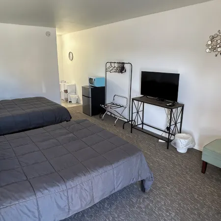 Remodeled two queen bed unit 11 studio with AC, Heat and fast WiFi in Fillmore