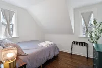 Downtown 2 BR Cottage w/ King Bed - 4-stjärniga