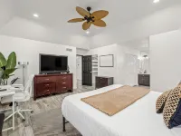 Hot Tub, Game Room - 3 Bed: 2 Bath near Fig Garden Loop!