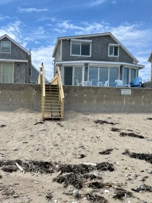 Beautiful Beach Cottage steps away from private Moody Beach!