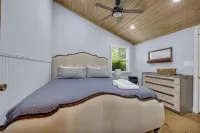 Charming 2-bedroom cabin in beautiful Mountain Rest on Lake Becky