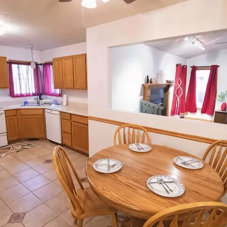 •Vibrant 4 bedroom house 2 king beds in Ankeny•