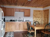 2 Bdrm, 3 Beds. Quiet Retreat. Fenced in Unit, Pet Friendly, No Pet Fee! - 民宿