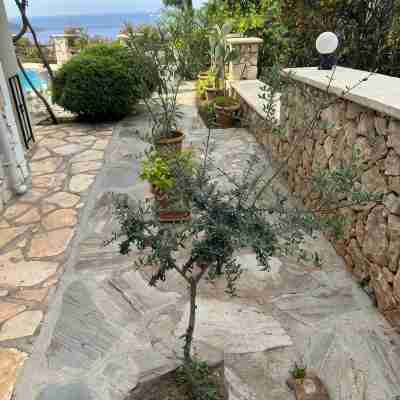 2 Bedroom Self Contained Furnished Flat with Pool, 5 Mins Walk to Town & Beach. Hotel Exterior