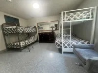 SO MUCH FUN! ARCADE, PL TBL, PNG PNG, YARD GAMES, INDOOR AND OUTDOOR POOLS!! - บังกะโล
